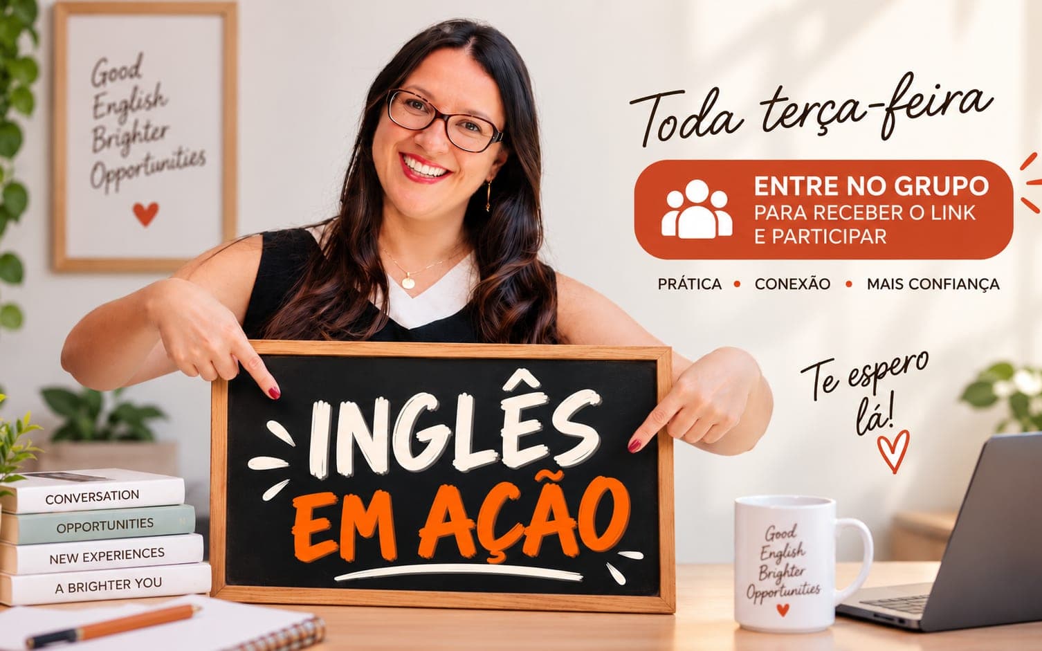 Teacher Thais Weslen segurando uma placa escrita Inglês em Ação