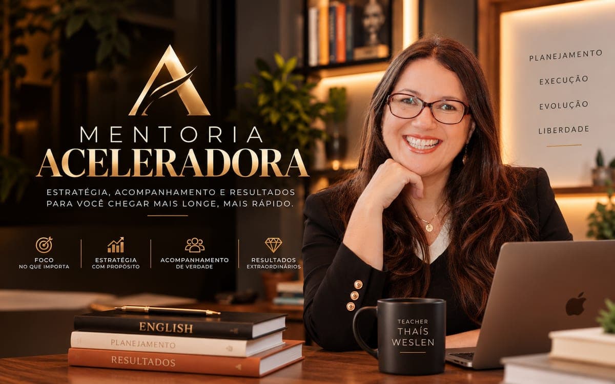Teacher Thais Weslen sorrindo à mesa de trabalho, com notebook, livros e uma caneca com o nome dela